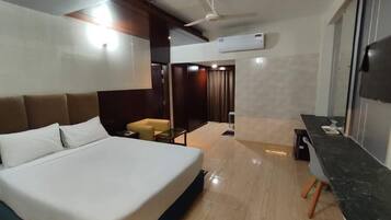 Quarto casal superior | Cofres nos quartos, escrivaninha, espaço de trabalho para notebook