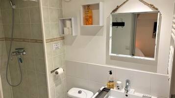 Sèche-cheveux, serviettes fournies