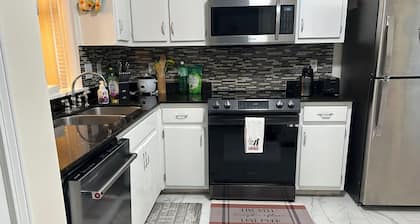 IXORA Perfect Townhome in Mobile, 2-bedroom w/WiFi AC, 2 assigned parking spaces