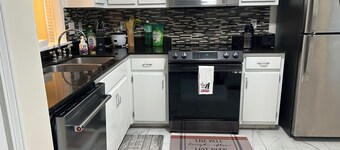 IXORA Perfect Townhome in Mobile, 2-bedroom w/WiFi AC, 2 assigned parking spaces