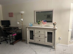 Interior - IXORA Perfect Townhome in Mobile, 2-bedroom w/WiFi AC, 2 assigned parking spaces (Mobile)