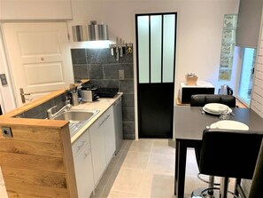 Réfrigérateur, micro-ondes, cafetiÚre/bouilloire, grille-pain