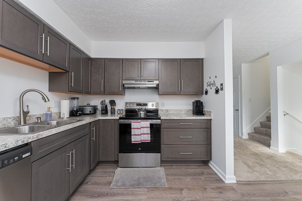 Een koelkast, een magnetron, een oven, een kookplaat