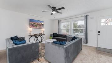 Een smart-tv, een tafeltennistafel en boeken