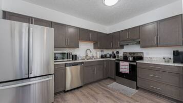 Een koelkast, een magnetron, een oven, een kookplaat