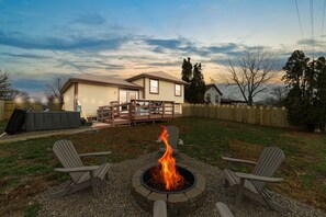Terrace/patio - Pondside Retreat 4BR w/ Hot Tub & Pool Table & BBQ (Hilliard)