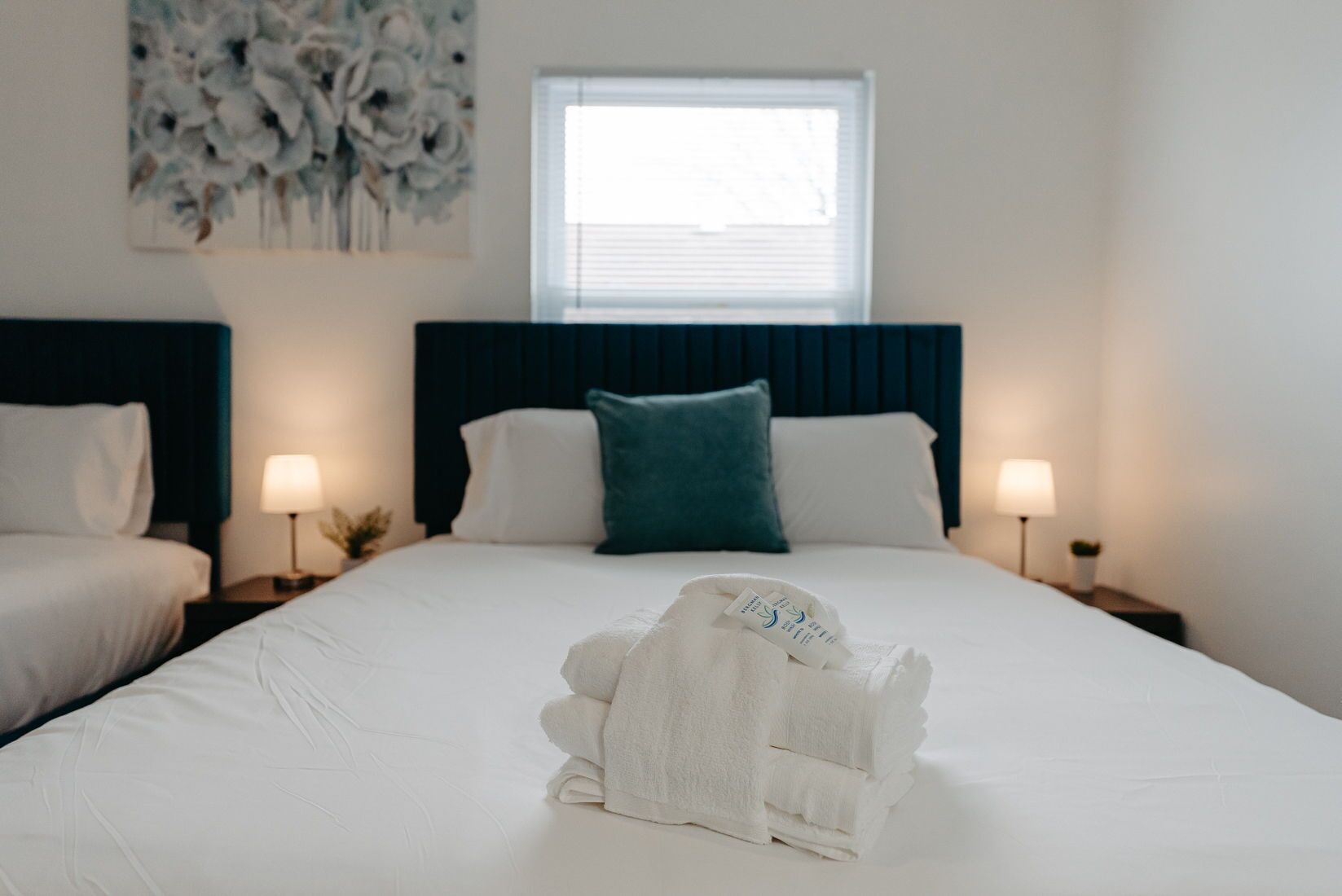 4 عدّة غرف نوم ومكتب ومكواة/لوح كي وسرير سفر