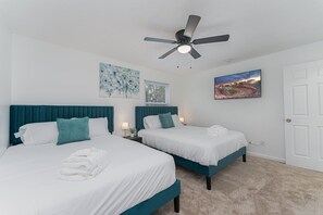4 bedrooms, desk, iron/ironing board, travel cot - Pondside Retreat 4BR w/ Hot Tub & Pool Table & BBQ (Hilliard)