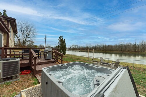 Pondside Retreat 4BR w/ Hot Tub & Pool Table & BBQ