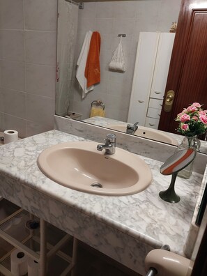 Hair dryer, bidet, toilet paper - NEAR THE SEA AND THE ADVENTURE PORT, WITH AIR CONDITIONING AND FREE WIFI (Salou)