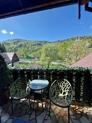 Dobbeltrom – comfort, utsikt mot høyde | Terrasse/patio