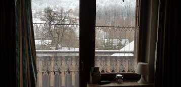 Comfort szoba kétszemélyes ággyal, kilátással a dombra | Kertre néző