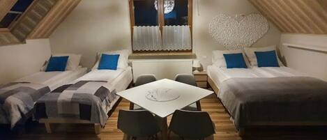 Chambre quadruple Confort, vue sur la montagne | Accès au Wi-Fi (inclus), literie fournie