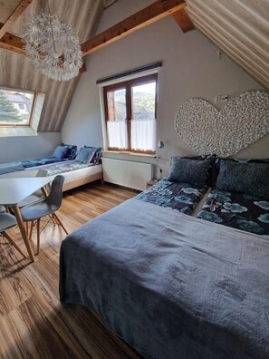 Comfort-Vierbettzimmer, Bergblick | Kostenloses WLAN, Bettwäsche