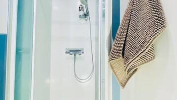 Studio, Stadtblick | Badezimmer | Haartrockner, Handtücher, Seife, Shampoo