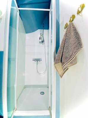 Estúdio, vista para a cidade | Banheiro | Secador de cabelo, toalhas de banho, sabonete, shampoo