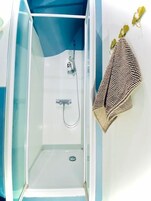 Secador de pelo, toallas, jabón, shampoo
