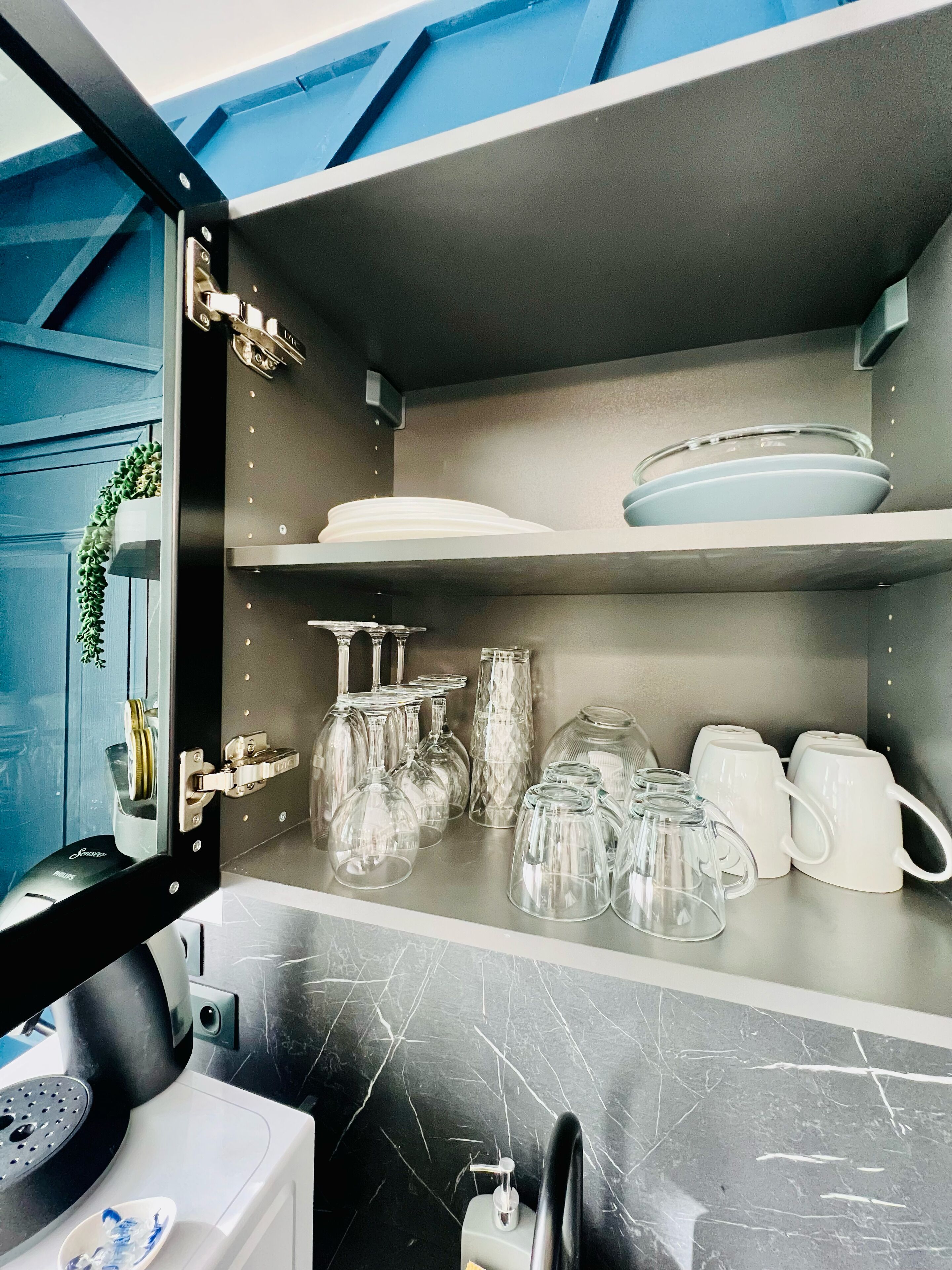 Studio, vue ville | Cuisine privée | Grille-pain, batterie de cuisine, vaisselle et ustensiles, épices