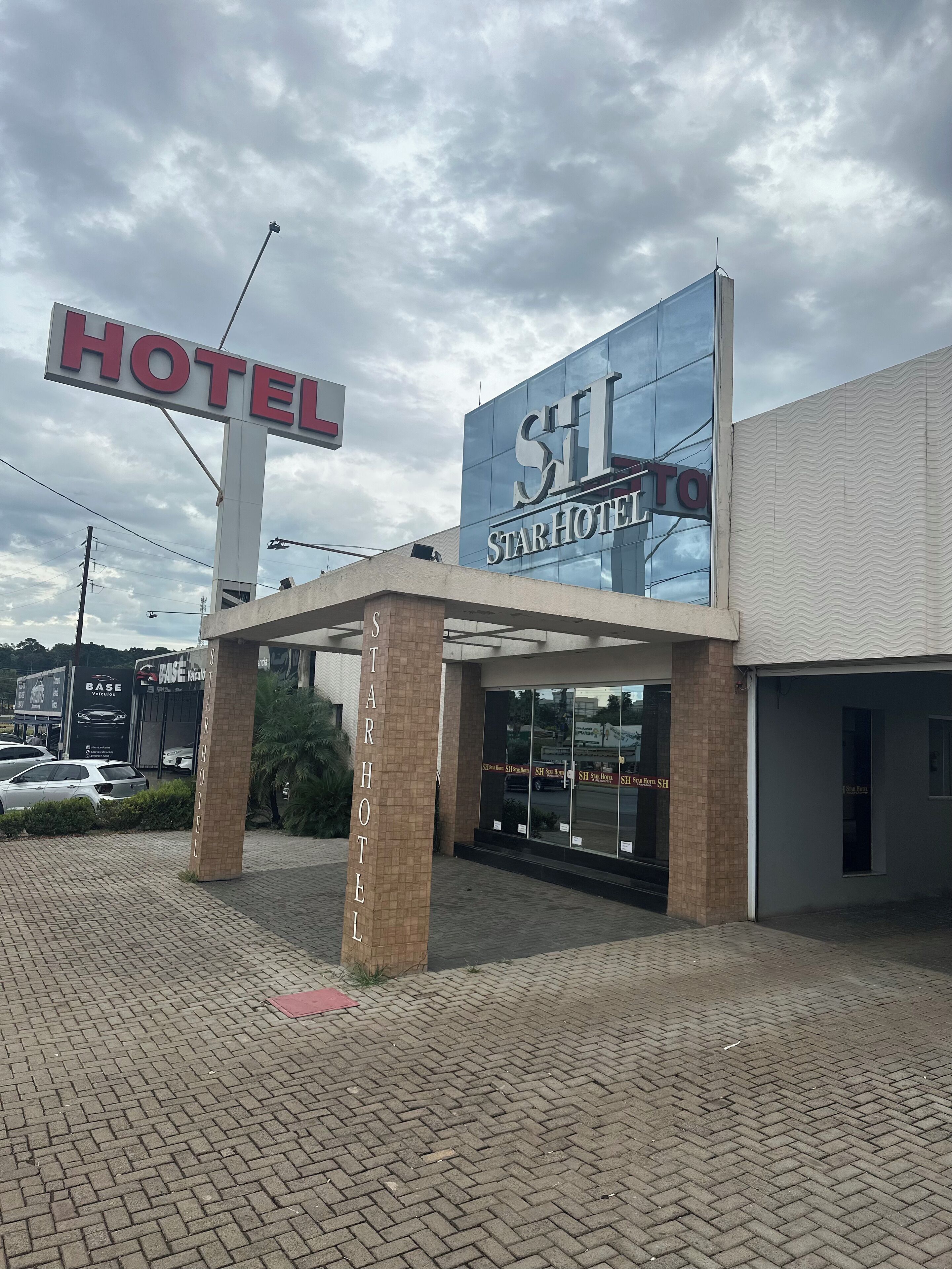 Um hotel com uma placa grande indicando 