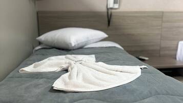 Comfort-Dreibettzimmer | Schreibtisch, laptopgeeigneter Arbeitsplatz, kostenloses WLAN