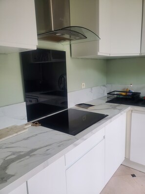 Geladeira, micro-ondas, fogão, cooktop