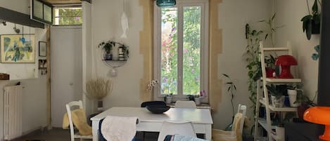 Télévision, cheminée, livres