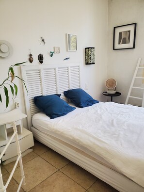 3 quartos, escrivaninha, ferros/tábuas de passar roupa