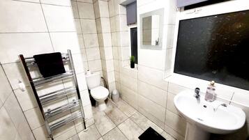 Combined shower/bathtub, towels, shampoo