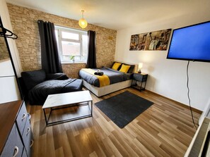 Comfort Double Room | Desk, laptop workspace, iron/ironing board, free WiFi - Stay Sleep Rest - Santuary (Hull)