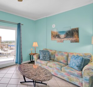 Condo, varias camas (Tradewinds 1207) | Área de sala de estar