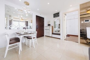 Standard-Apartment, Balkon, Seeblick | Wohnzimmer