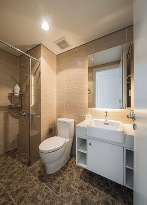 Leilighet – standard | Bad | Dusj, regndusjhode, hårføner og tøfler