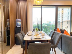 Appartement Standard, balcon, vue sur le lac | Repas dans la chambre