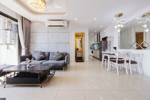 Apartemen Standar, balkon, pemandangan danau | Area keluarga | Televisi 40-inci dengan saluran TV satelit