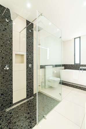 Dusche, Haartrockner, Handtücher, Toilettenpapier
