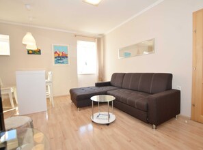 Appartement (One Bedroom Apartment with Sea View) | Woonkamer