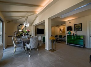 Vila (Three Bedroom Villa with Pool) | Ruang keluarga | Televisi layar datar 32-inci dengan saluran TV satelit