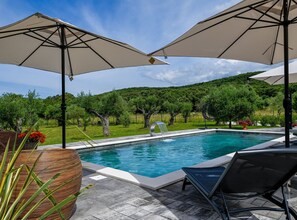 Vila (Three Bedroom Villa with Pool) | Kolam renang outdoor | Kolam renang outdoor, dengan payung kolam renang dan kursi berjemur