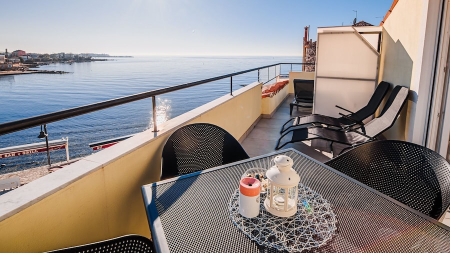 Sleek and Stylish Umag Apartments With Sea View