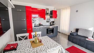 Căn hộ (Two Bedroom Apartment with Balcony) | Bếp riêng | Tủ lạnh