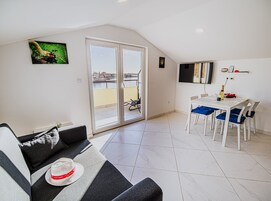 Apartamento (Two Bedroom Apartment with Terrace (o) | Sala de estar | Televisión de pantalla plana de 32 pulgadas con canales por cable