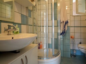 Leilighet (One Bedroom Apartment with Balcony) | Bad | Dusj og håndklær