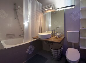 Apartment (Two Bedroom Apartment with Balcony) | Badezimmer