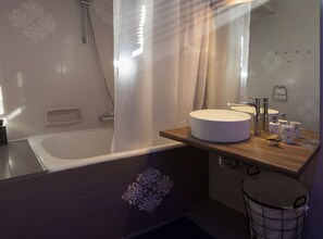 Apartment (Two Bedroom Apartment with Balcony) | Bathroom | Bathtub, towels - Scenic Rovinj Apartment With Balcony (Rovinj)