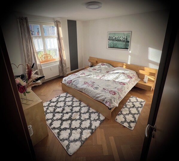 3 quartos, ferros/tábuas de passar roupa, Wi-Fi, roupa de cama