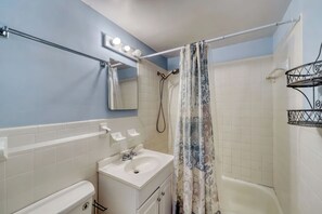 Bathroom - Special rates! Check out our calendar! 2 bdrm condo in Cherry Grove, Second row! (North Myrtle Beach)