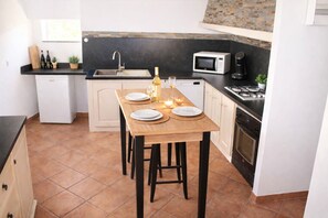 Kjøleskap, mikrobølgeovn, ovn og kokeplater