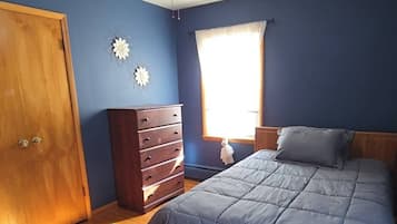 3 bedrooms, travel cot, free WiFi, bed sheets