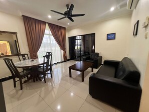 Suite Double | Laptop workspace, free WiFi, bed sheets - Capital O 91096 Usas Resort (Kuala Kangsar)