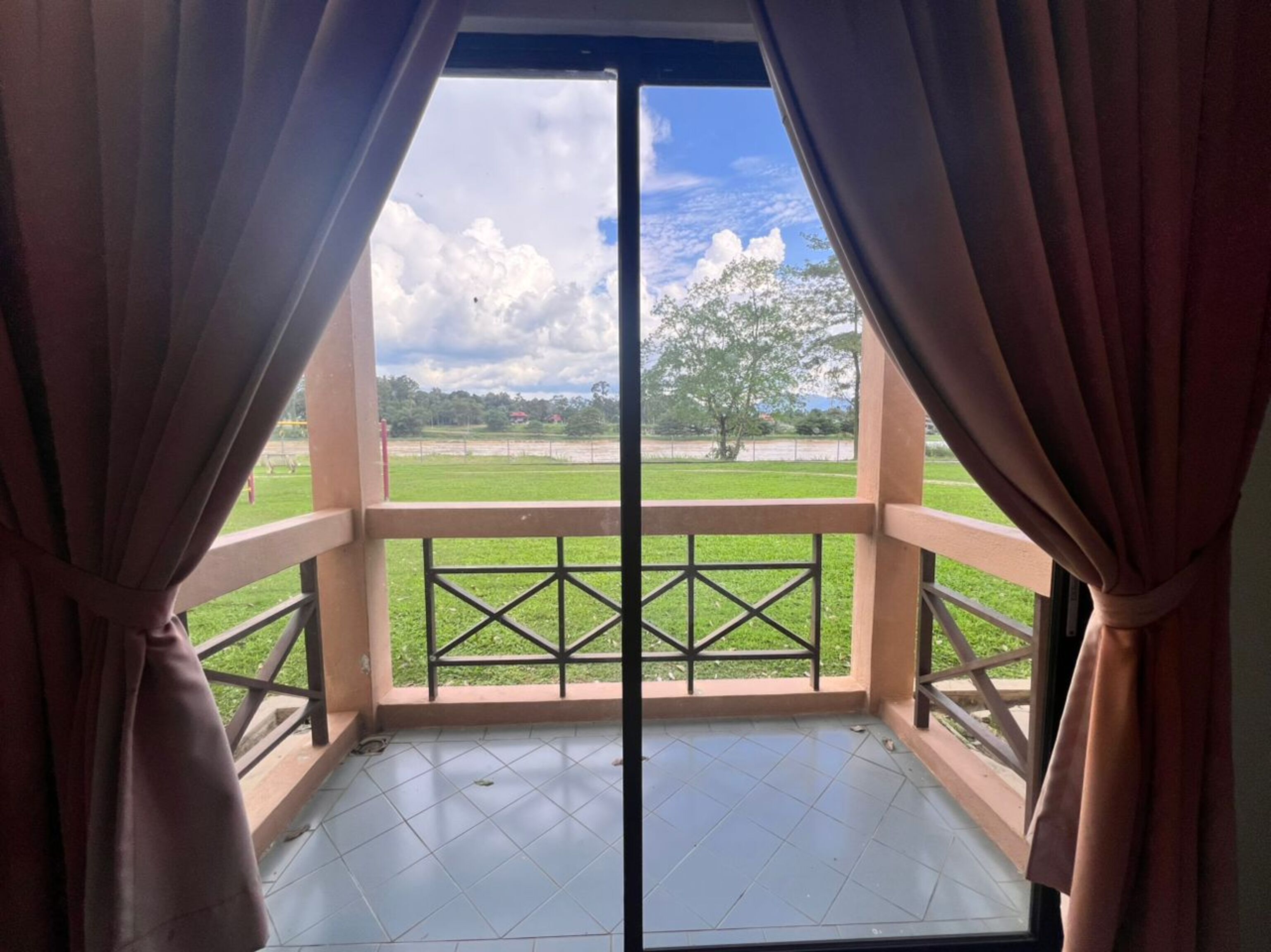 Laptop workspace, free WiFi, bed sheets